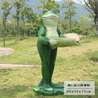 广场玻璃钢站立的青蛙雕塑