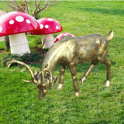 公园蘑菇旁边的不锈钢仿铜鹿雕塑