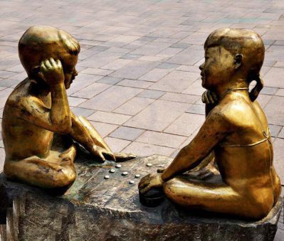 公园广场下围棋的小孩小品铜雕
