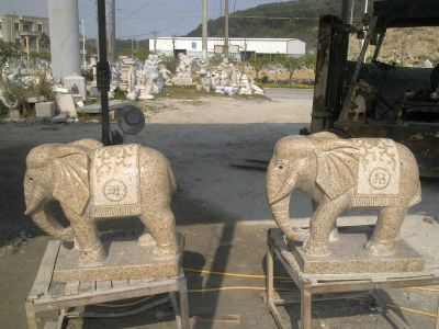 别墅晚霞红石雕寓意吉祥大象雕塑