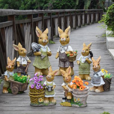 动物园一群工作的树脂彩绘兔子雕塑