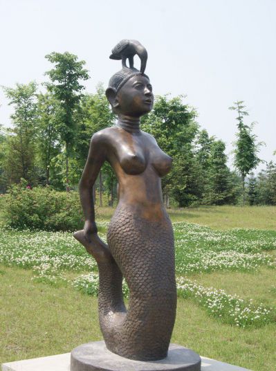 公园摆放的手摸尾巴的玻璃钢喷漆美人鱼雕塑