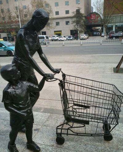 园林小区别墅铸造母子二人推车购物人铸铜雕塑