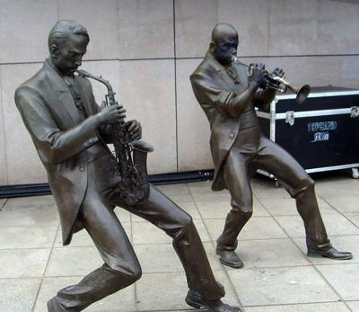 吹奏萨克斯广场人物景观铜雕吹奏雕塑