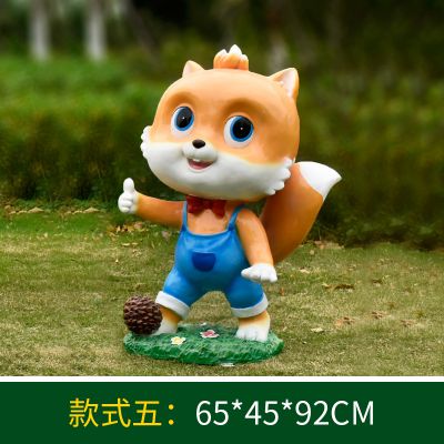 草坪一只玩耍的玻璃钢卡通松鼠雕塑