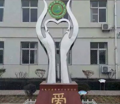 小区抽象手捧爱心雕塑