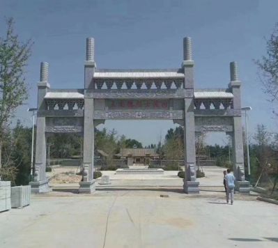 景区广场摆放青石中式三门石雕牌坊