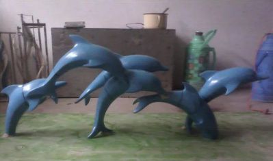 公园多只不锈钢蓝色海豚雕塑
