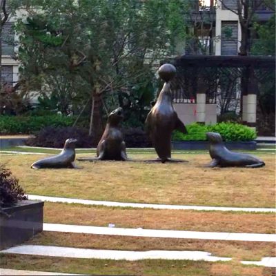 草坪上摆放的贪玩的玻璃钢喷漆海豹雕塑