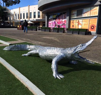 大型商场摆放的张嘴的玻璃钢创意鳄鱼雕塑