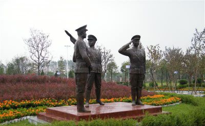 公园大型仿真人物雕塑景观敬礼的警察雕塑