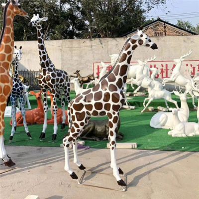 商场户外摆放大型创意玻璃钢长颈鹿小品景观雕塑