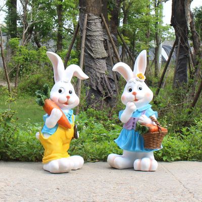 森林中两只拿萝卜的玻璃钢兔子雕塑