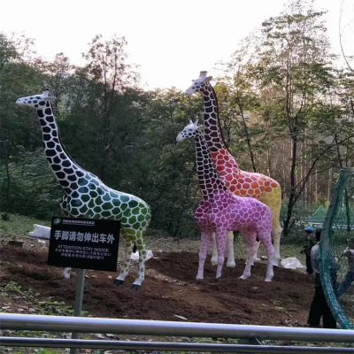 动物园草地摆放创意玻璃钢喷漆长颈鹿雕塑