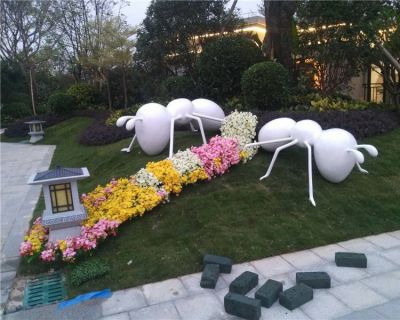 小区花园草地摆放玻璃钢抽象大型蚂蚁雕塑