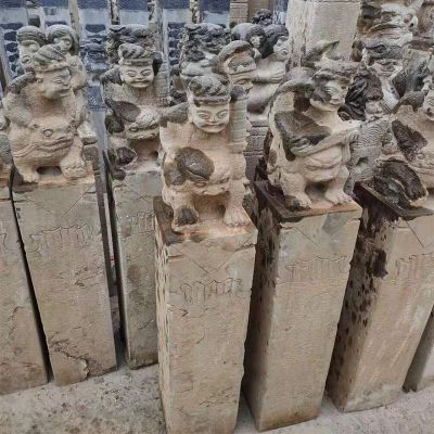 景区门前摆放做旧砂岩人物拴马柱雕塑