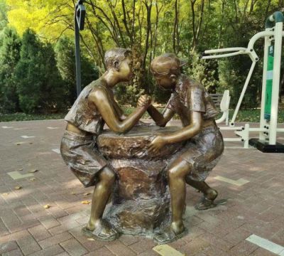 园林公园铜雕掰手腕的人物雕塑