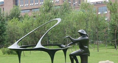 公园装饰摆件一位弹钢琴的不锈钢抽象钢琴雕塑