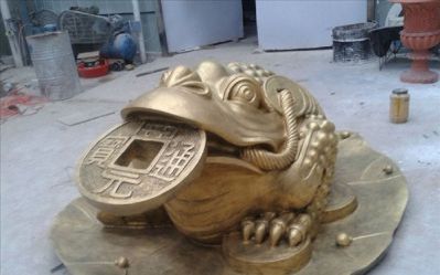 公园园林摆放的玻璃钢喷漆金蟾雕塑