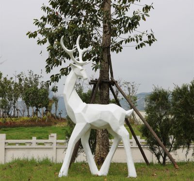 公园景区大型动物景观回头望的梅花鹿雕塑