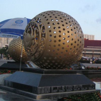 不锈钢喷漆仿铜镂空球景区广场景观摆件