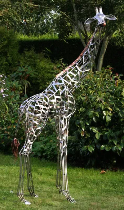 户外草坪大型不锈钢镂空长颈鹿雕塑
