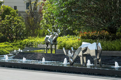 景区创意不锈钢喝水的几何鹿雕塑