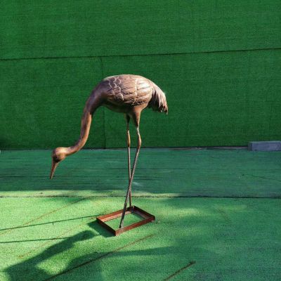 公园景区低头觅食的鹤雕塑