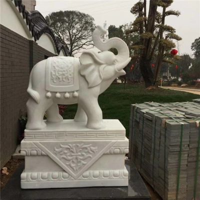 中式庭院门口摆放汉白玉浮雕小象门墩雕塑