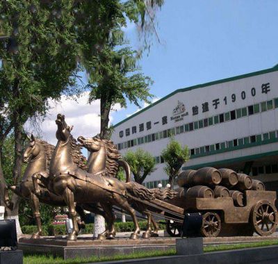 企业广场铸造纯铜漆金马车拉木桶马车雕塑