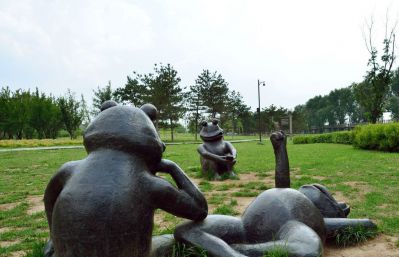 草坪三只不锈钢青蛙雕塑