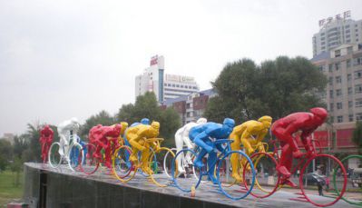 售楼部公园广场摆放彩绘不锈钢自行车赛车比赛雕塑