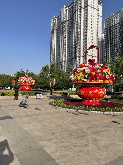 迎接国庆玻璃钢彩绘大花篮雕塑