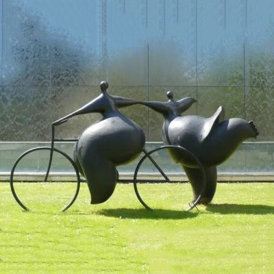 广场草地摆放大型玻璃钢仿铜抽象骑车人物雕塑