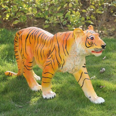 草坪玻璃钢彩绘百兽之王老虎雕塑