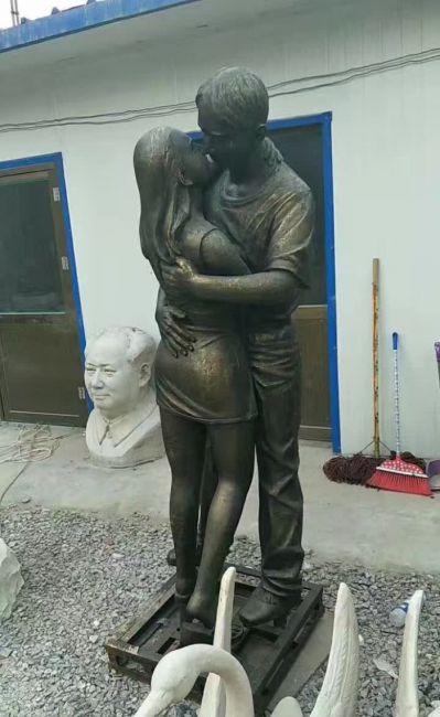 景区铜雕拥抱亲吻的情侣铜雕
