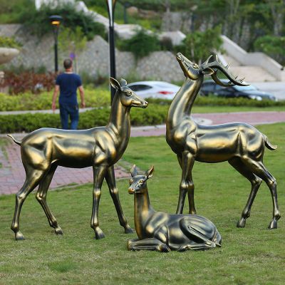 公园景区铜雕休息的梅花鹿雕塑