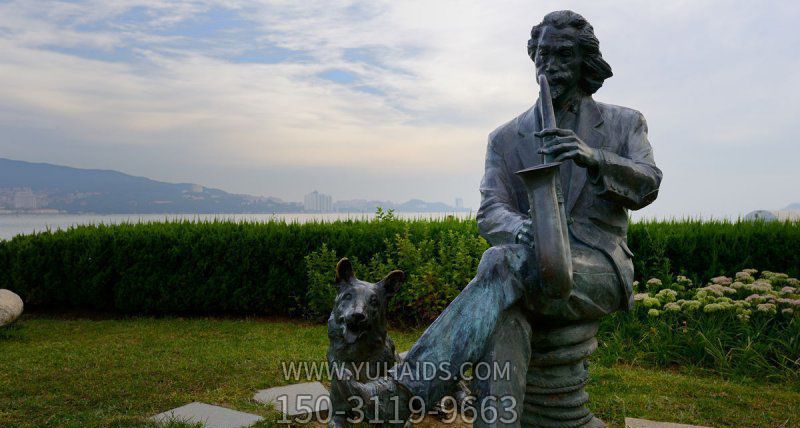 公园广场创意不锈钢仿铜坐在男人身旁听音乐的狗雕塑