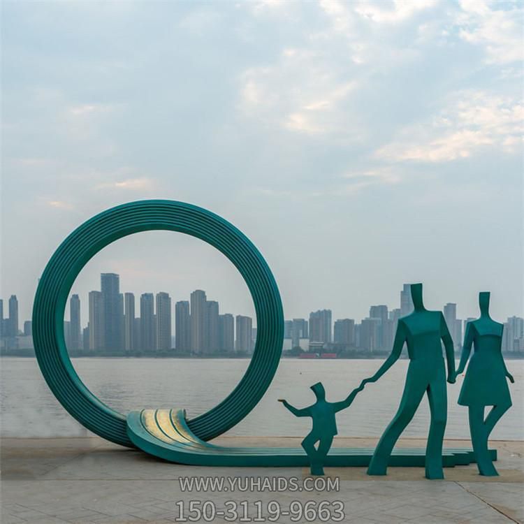 海边广场摆放不锈钢几何喷漆抽象一件三口人物小品雕塑