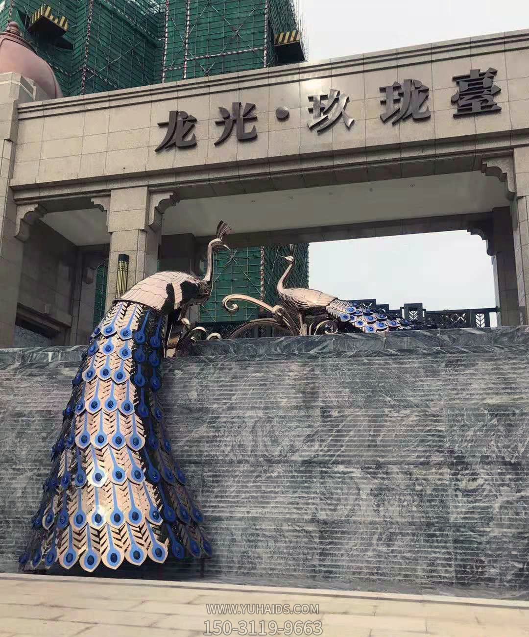 小区墙上两只有限的不锈钢镂空孔雀雕塑