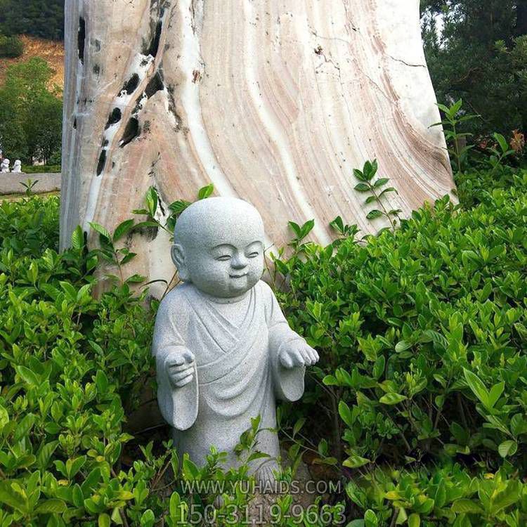 寺院户外草丛摆放天然砂岩雕刻小沙弥雕像雕塑