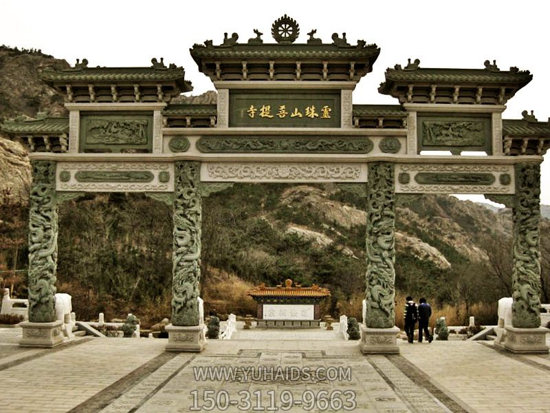 菩提寺院门前摆放龙柱浮雕三门青石牌坊雕塑