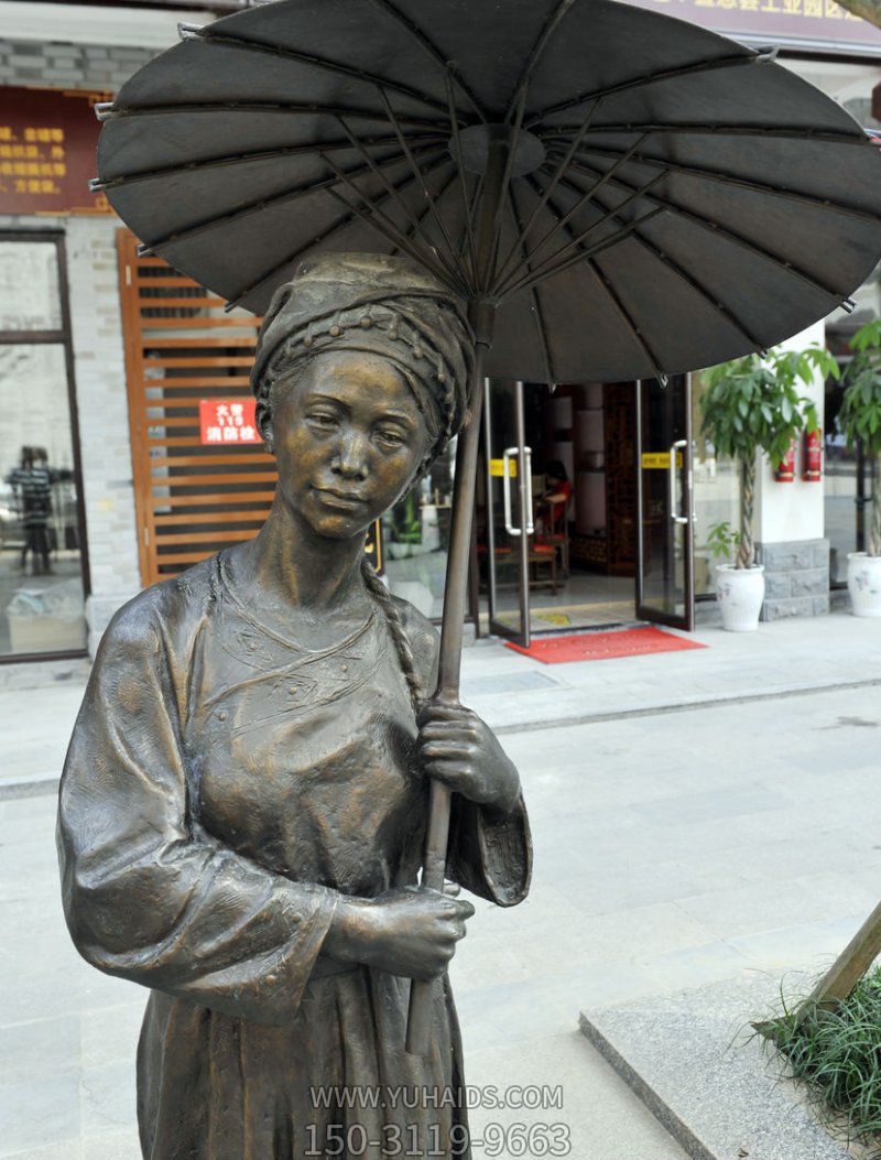 步行街打伞的少数民族人物铜雕女人雕塑