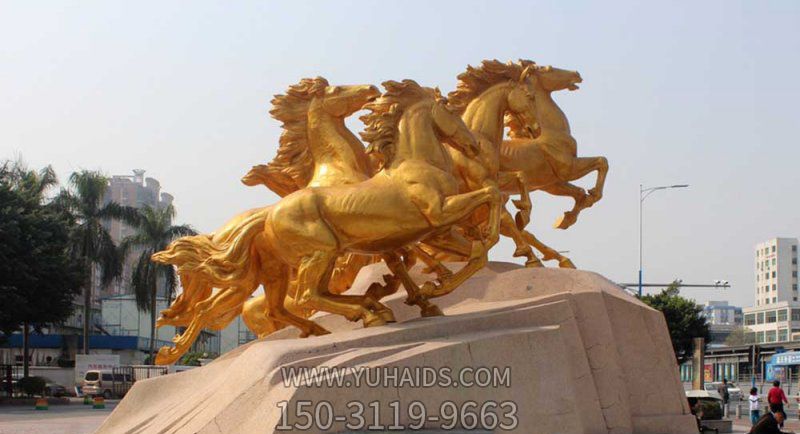 广场上摆放的四只金色的玻璃钢创意马群雕塑