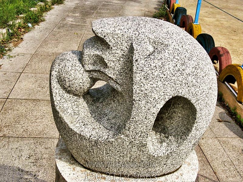 小区门口摆放创意镂空挡车花岗岩石雕塑