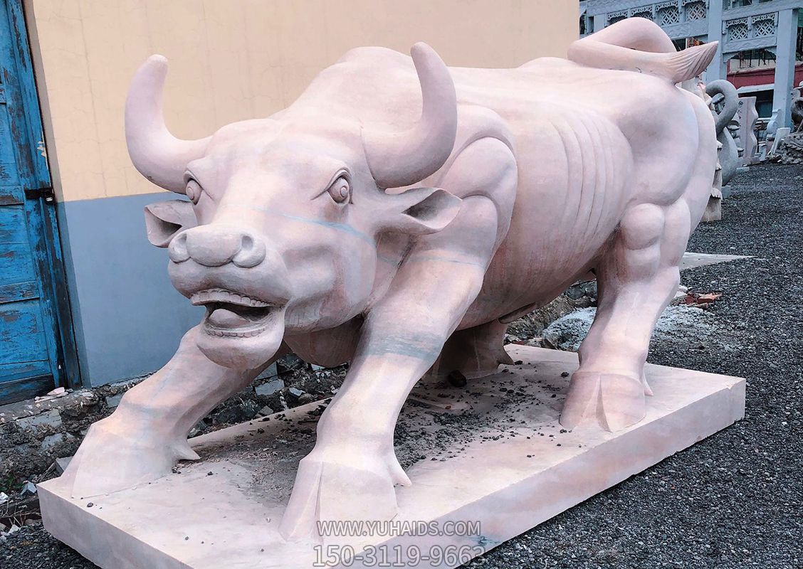 街道上摆放的一只晚霞红石雕创意华尔街牛雕塑
