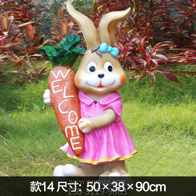 商店门口摆放一只欢迎光临兔子雕塑