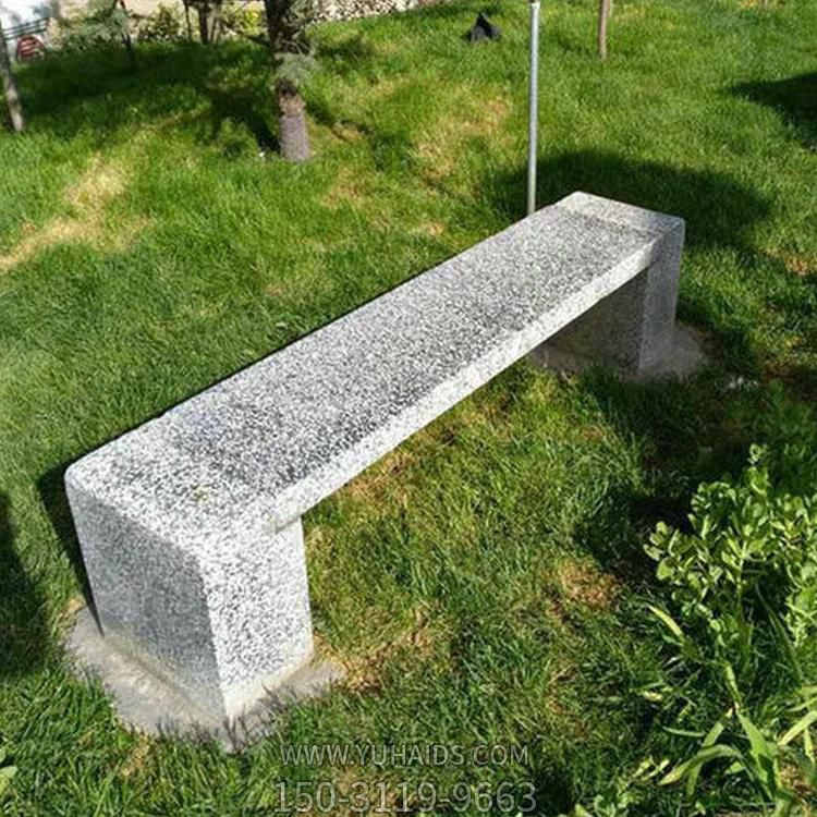 公园草地摆放花岗岩雕刻长形休息石凳雕塑