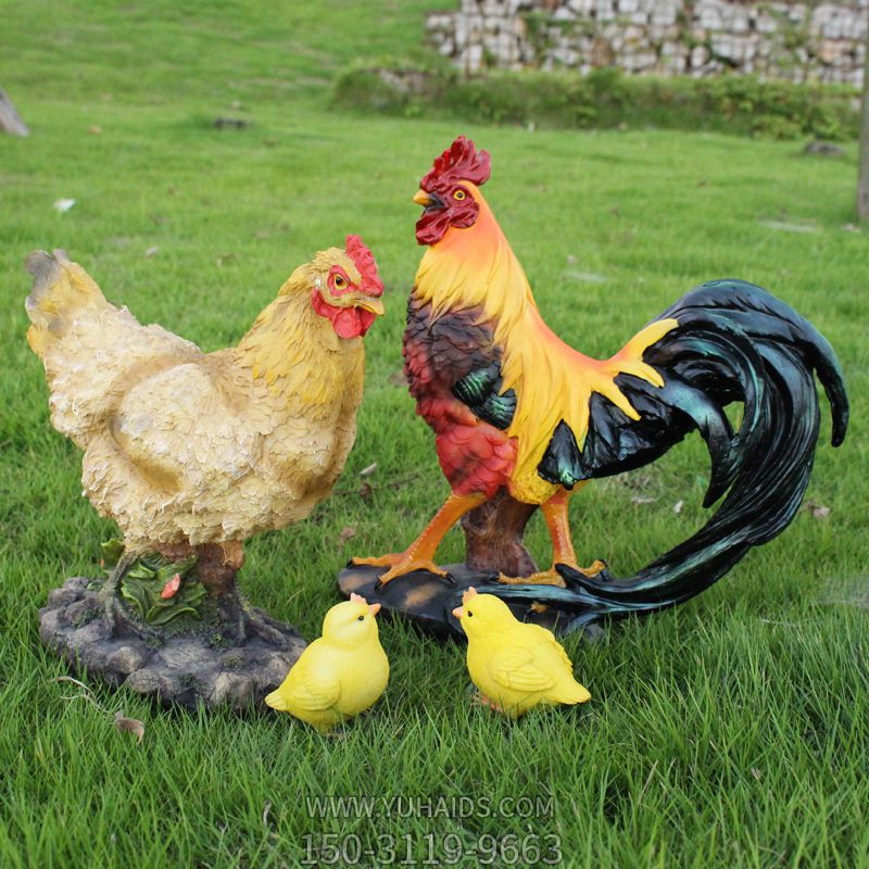 草地上摆放的两只大的两只小的玻璃钢彩绘鸡雕塑