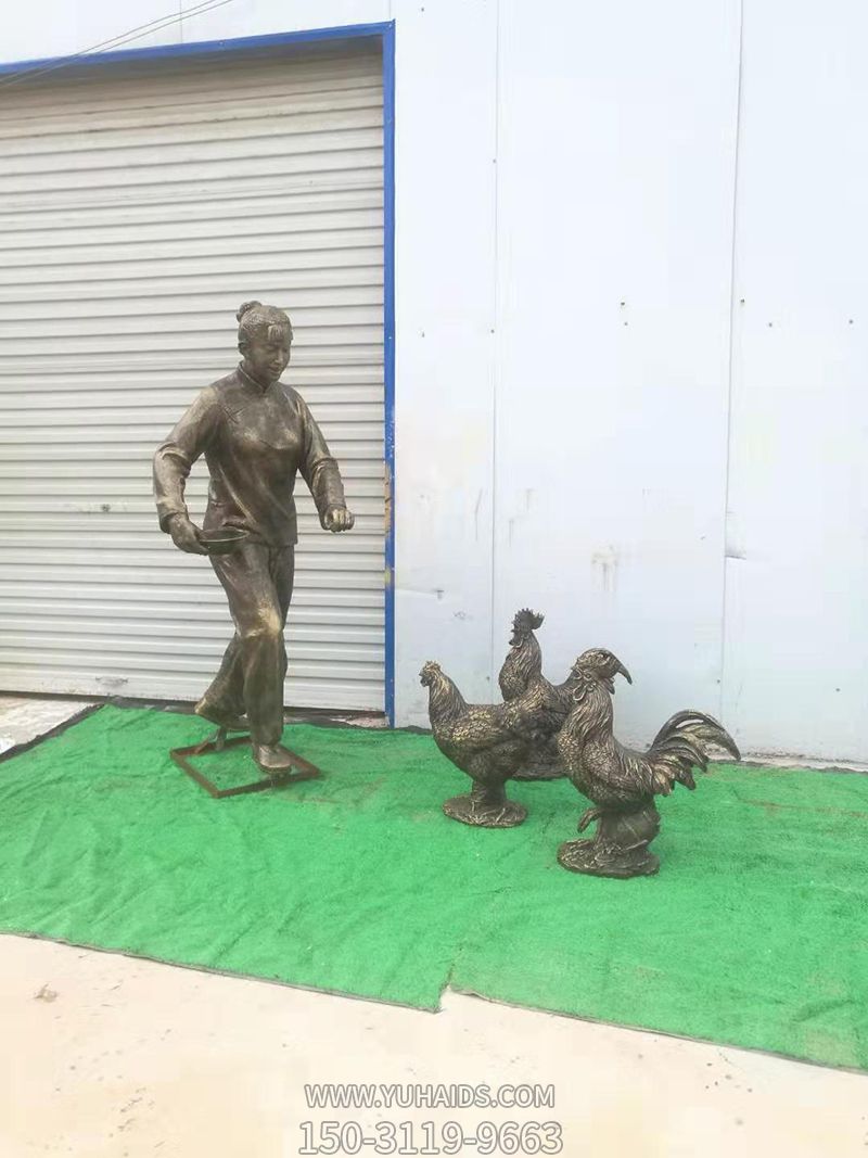 公园里吃食的玻璃钢喷漆鸡雕塑
